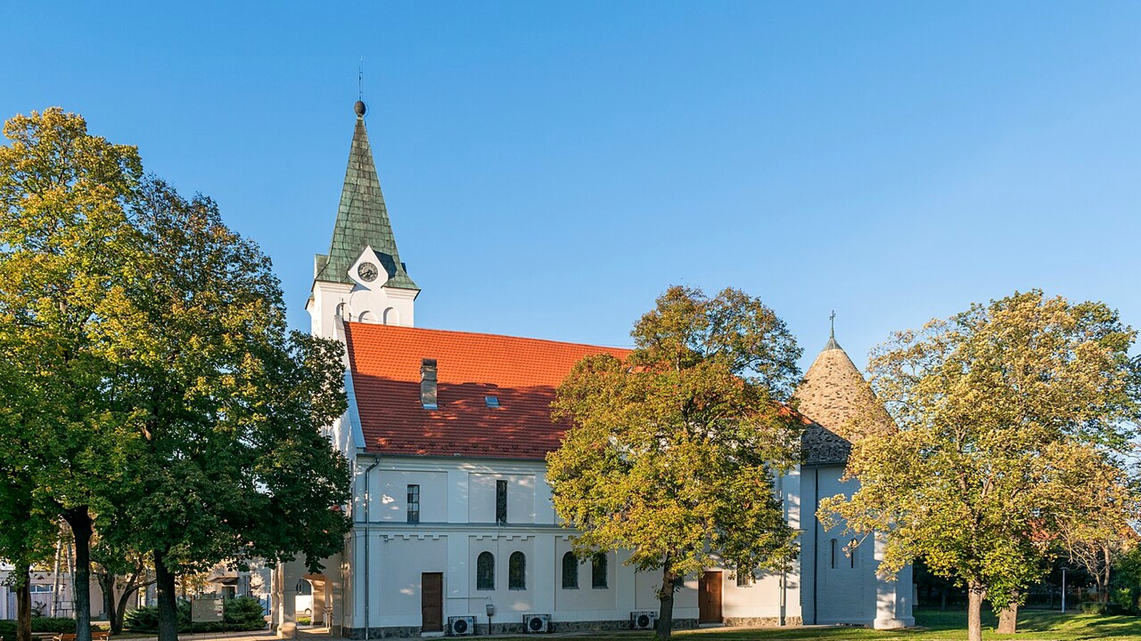 Kiszombor Nagyboldogasszony-templom / Rotunda kültere — szabadon megközelíthető templomtér és Szent István tér kiegészítés (Rotunda beltér / ügyelet nem automatikus szabad belépés).