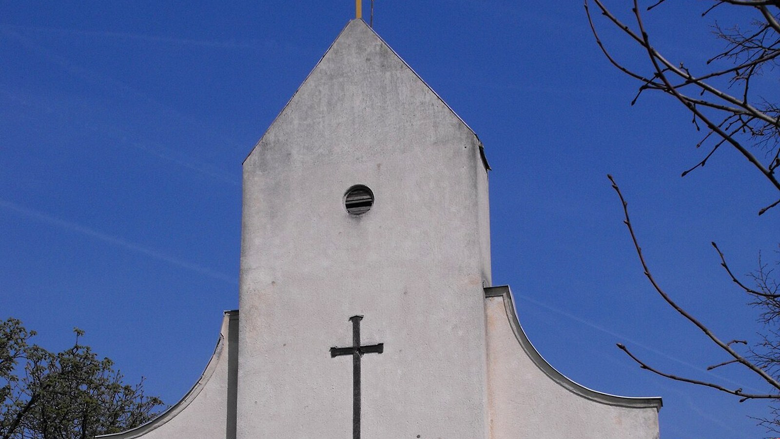 Klárafalva római katolikus templom kültere — szabadon megközelíthető falusi templomtér / falukép (Szegedi járás).