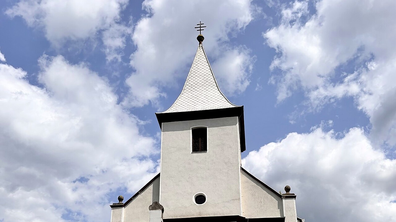 Komlóska templomának kültere — szabadon megközelíthető ruszin falusi templomtér.