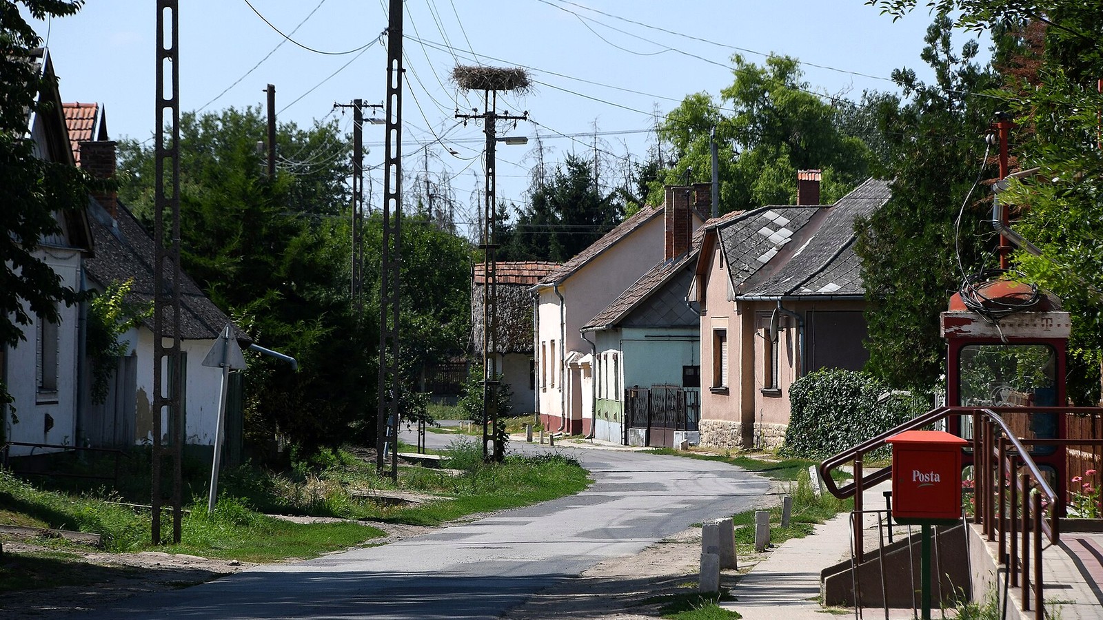 Konyár Templom utca falusi szabadtéri látképe — szabadon megtekinthető falukép kiegészítés (Derecskei járás).