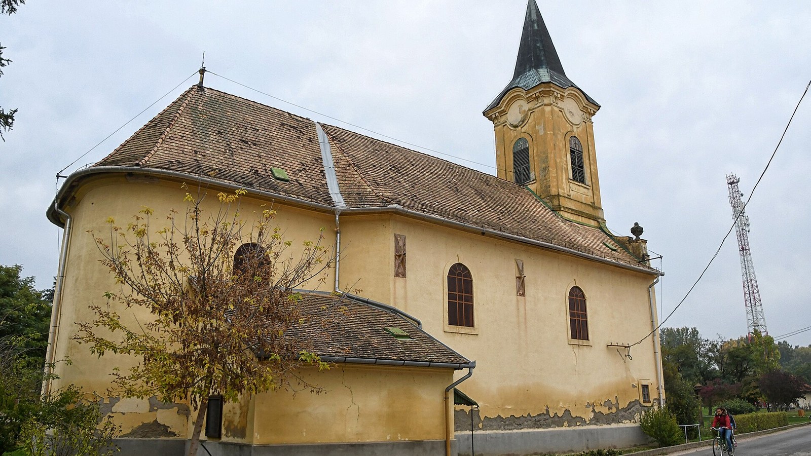 Kőtelek, a Szent István király tiszteletére szentelt római katolikus templom az utca felől.