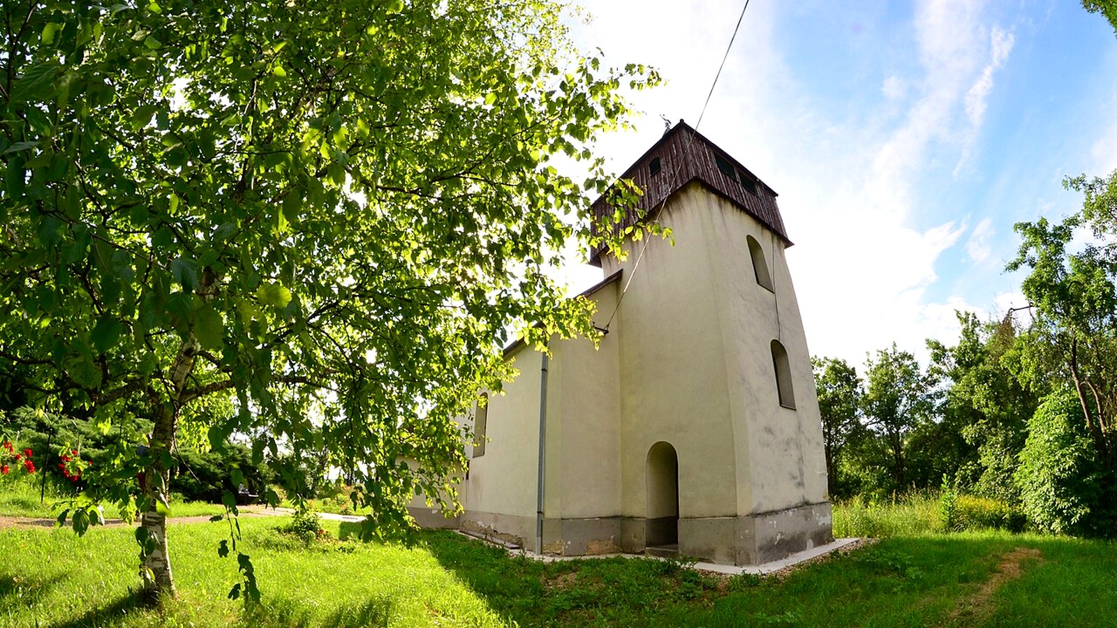 A ládbesenyői templom / kápolna kültere — szabadon megközelíthető falusi templomtér (Edelényi járás / Bódva-völgy; múzeum beltér nem ingyenes)