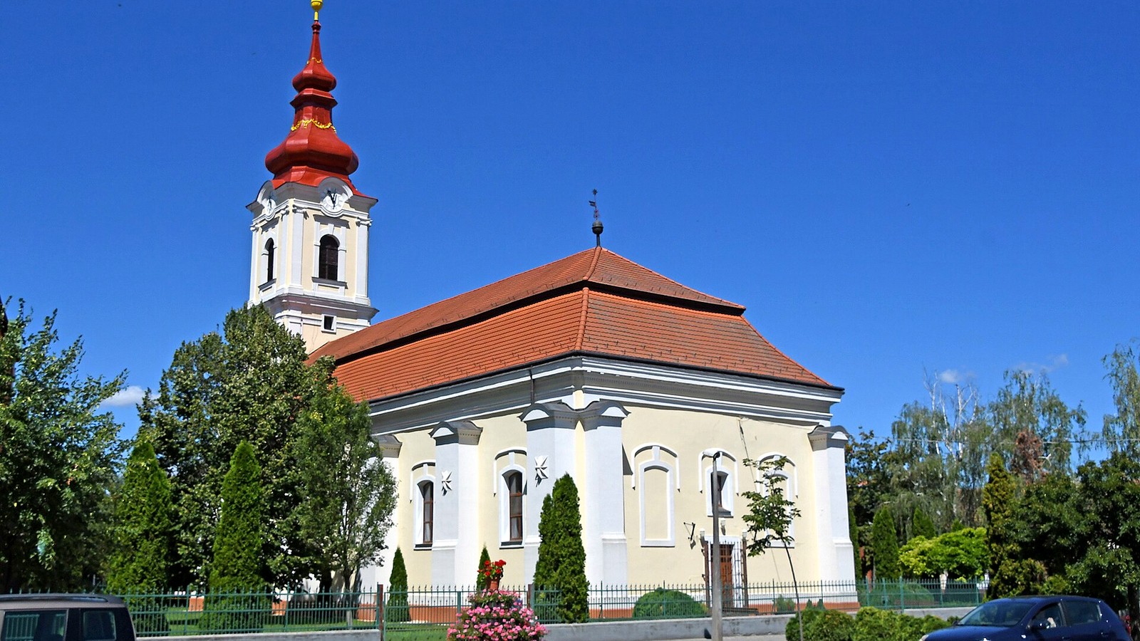 Létavértes nagylétai görögkatolikus templom kültere — szabadon megközelíthető templomtér / városi szabadtéri kiegészítés (Derecskei járás).