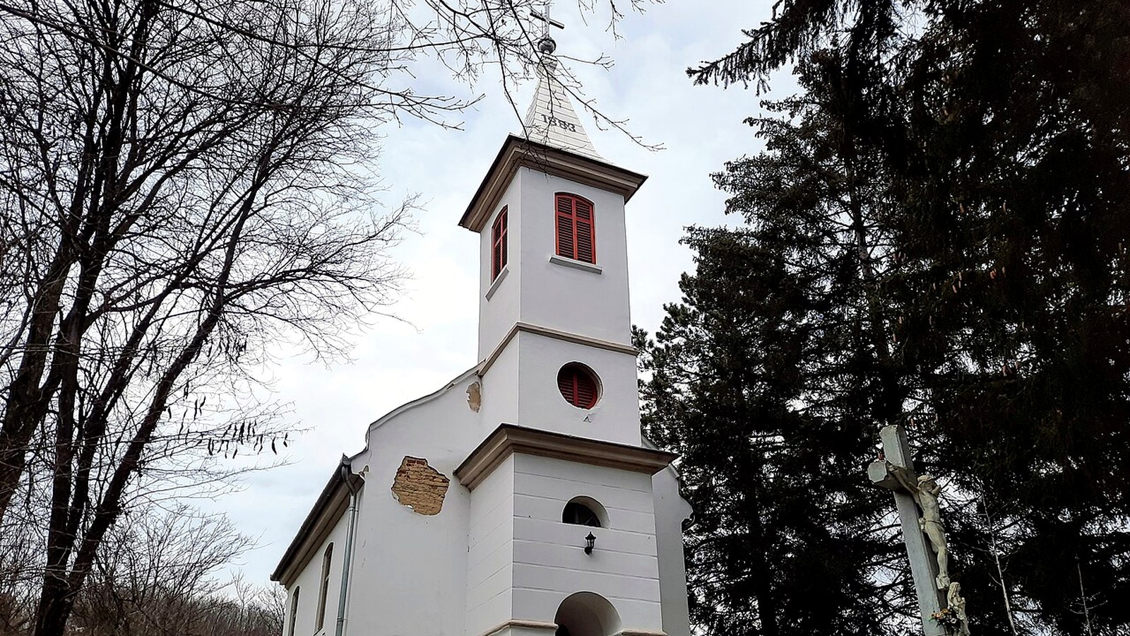 A ligeti templom kültere — szabadon bejárható falusi templomtér Baranya Mecsek-menti részén.