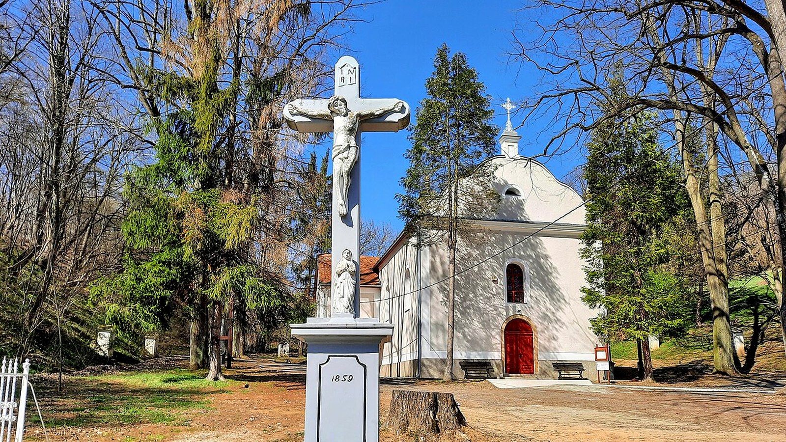 A magyaregregyi Mária-kegytemplom és a templomkerti kereszt kültere — szabadon megközelíthető kegyhely.