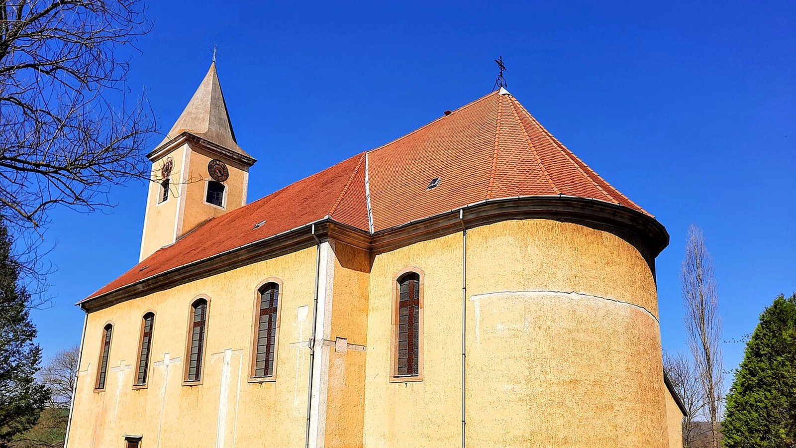 A magyarszéki Szent Őrangyalok-templom kültere — szabadon megközelíthető templomtér.