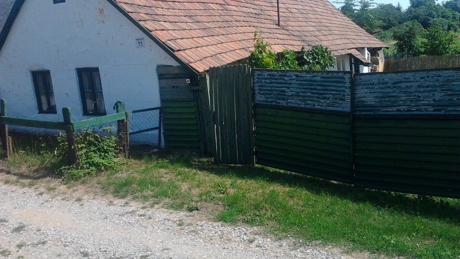 Maklár, a tájház utcafrontja a Templom téren, fehér falakkal és cserépfedéssel.