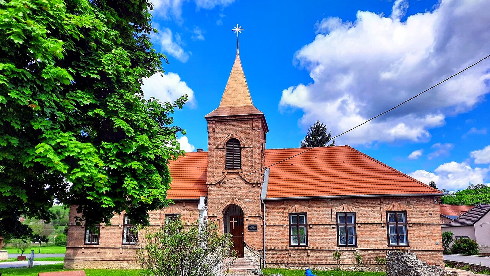 A mecsekpölöskei római katolikus templom kültere — szabadon megközelíthető falusi templomtér.