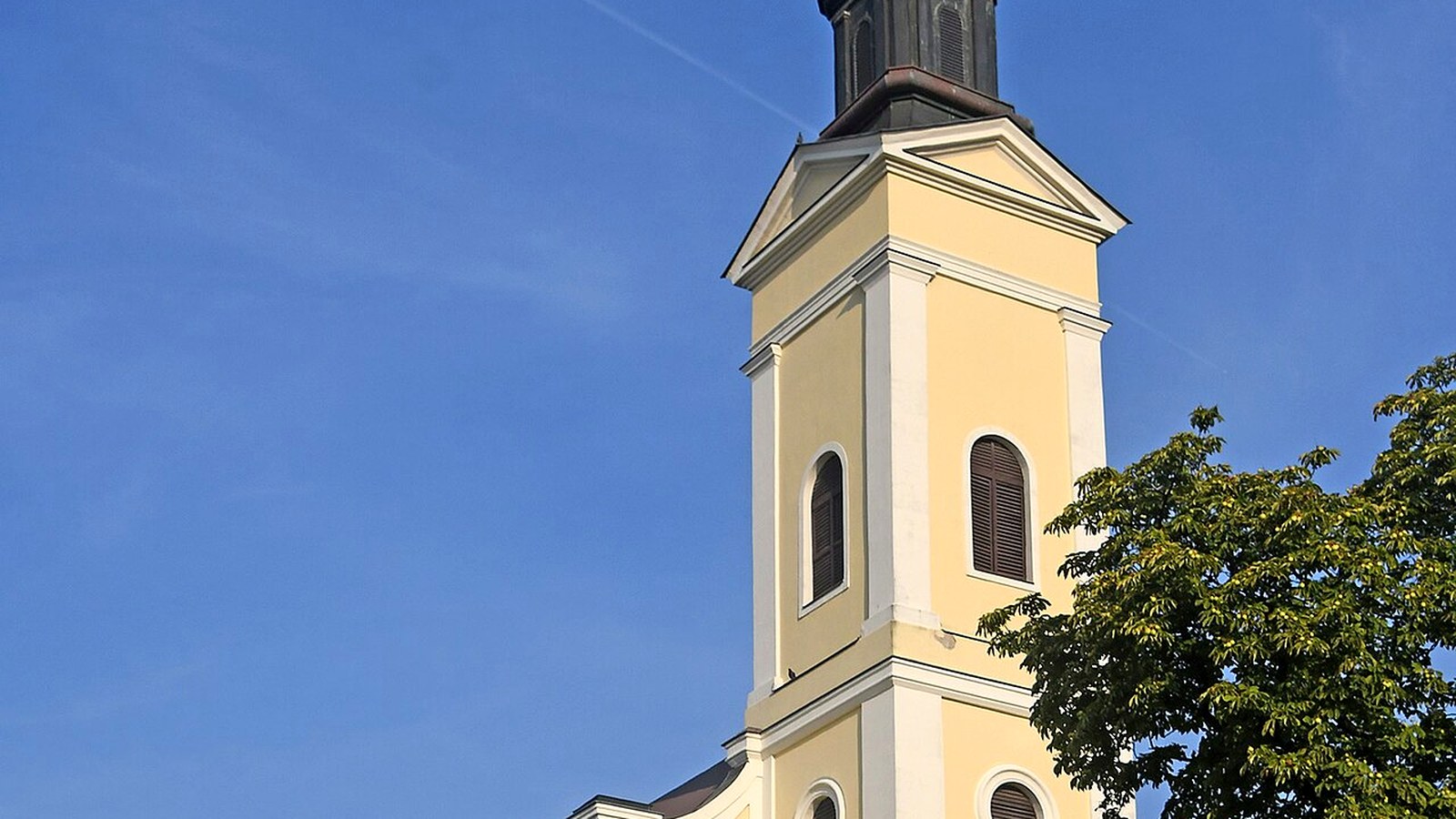 Mezőcsát római katolikus templomának kültere — szabadon megközelíthető szakrális köztér (járásszékhely; termálstrand / tájház beltér nem 0 Ft).