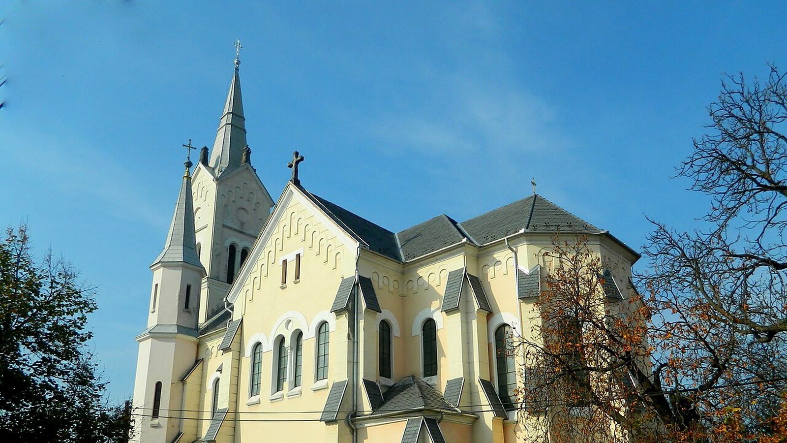 A mezőkeresztesi templom / kápolna kültere — szabadon megközelíthető falusi templomtér (Mezőkövesdi járás; múzeum beltér nem ingyenes).