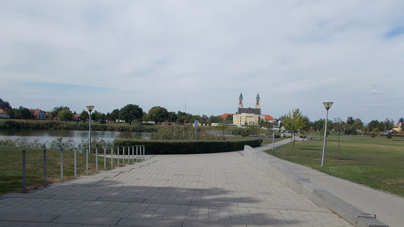 Mezőkövesd Kavicsos-tó / Szabadidő Park és templom kültere — szabadon megközelíthető városi park tengely (Matyó Múzeum / Zsóry fürdő nem 0 Ft).