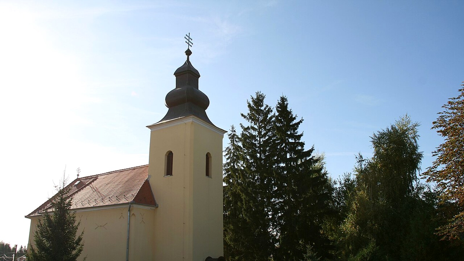 A mikóházai templom / kápolna kültere — szabadon megközelíthető falusi templomtér (Sátoraljaújhelyi járás; múzeum beltér / jegyes vár / kalandpark nem ingyenes).