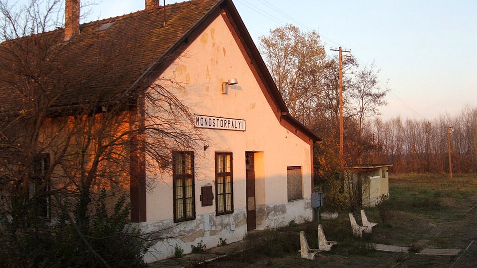 Monostorpályi vasútállomás szabadtéri látképe — szabadon megtekinthető falukép kiegészítés (Derecskei járás).