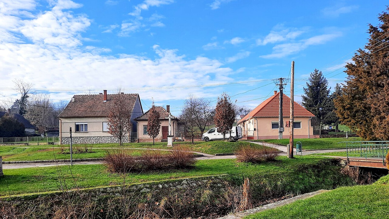 Mozsgó Biedermann-kastélypark / Ezüsthárs jellegű kültéri zöldje – szabadon megközelíthető falusi parkhangulat.