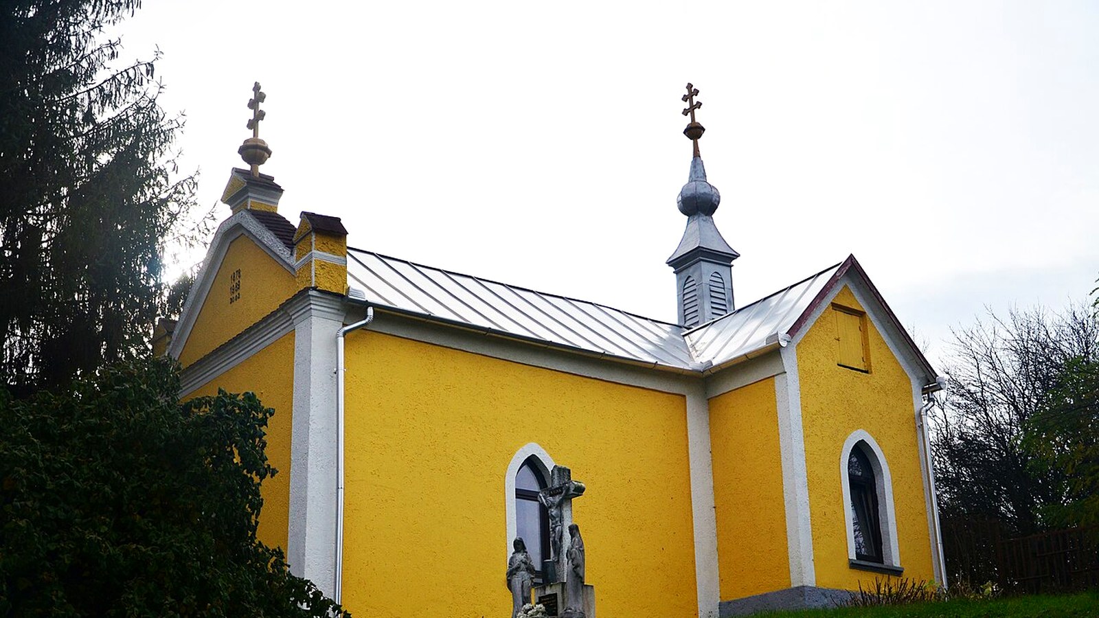 A múcsonyi templom / kápolna kültere — szabadon megközelíthető falusi templomtér (Kazincbarcikai járás; múzeum beltér nem ingyenes).