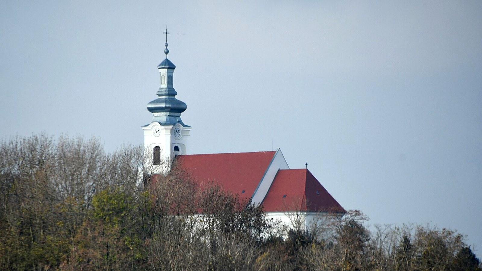 A nagynyárádi barokk római katolikus templom kültere — szabadon megközelíthető templomtér.