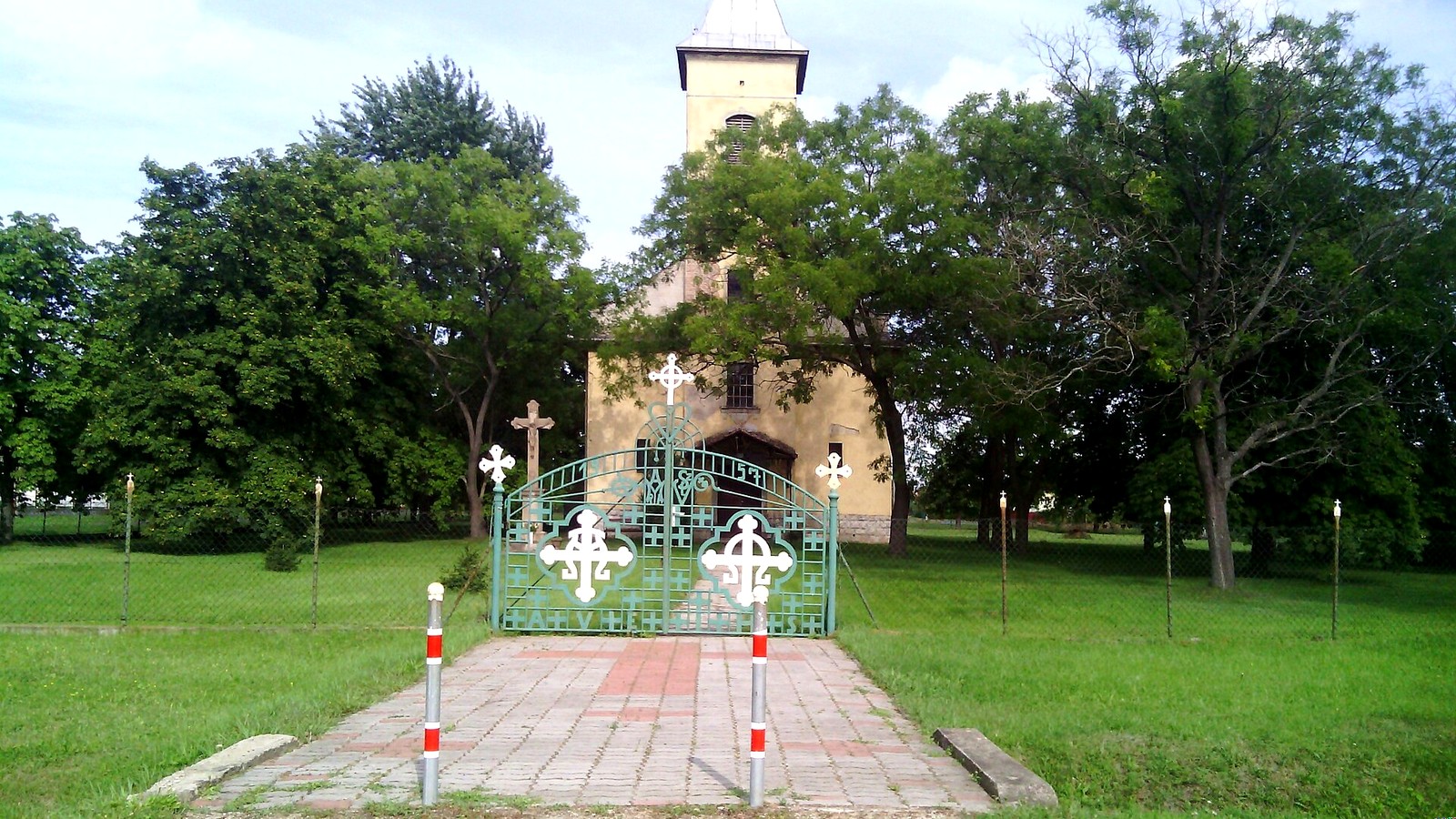 Nagyút, a Szent Vendel-templom a parkosított templomkerttel és emlékművel.