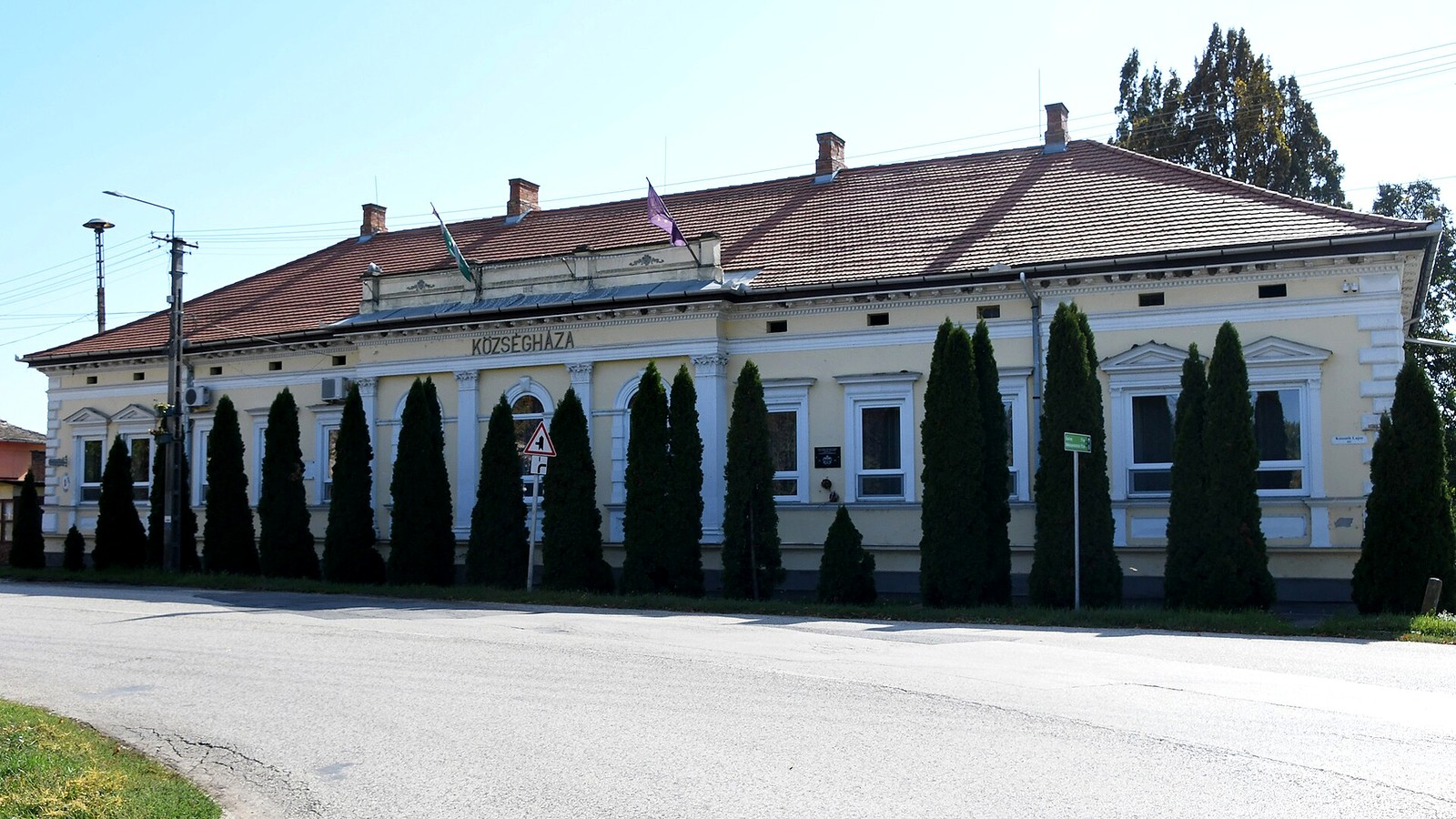 Öcsöd, az oszlopos községháza tujasorral a falu központjában.