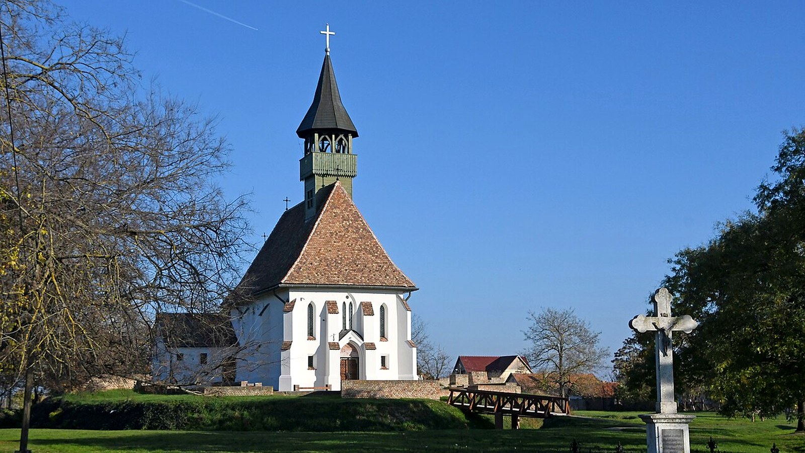 Óföldeák római katolikus templom kültere — szabadon megközelíthető falusi templomtér / falukép (Makói járás).