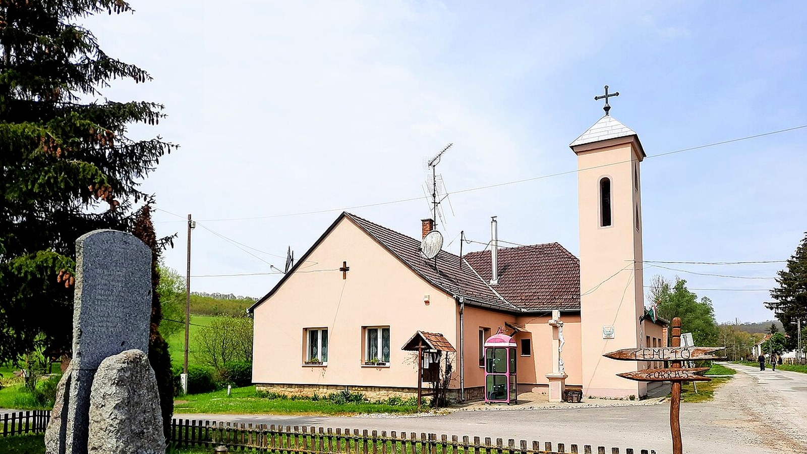 A(z) Okorvölgyi templom / kápolna kültere – szabadon megközelíthető falusi templomtér (Szentlőrinci járás / Mecsek-alja; múzeum / ökopark beltér nem ingyenes).