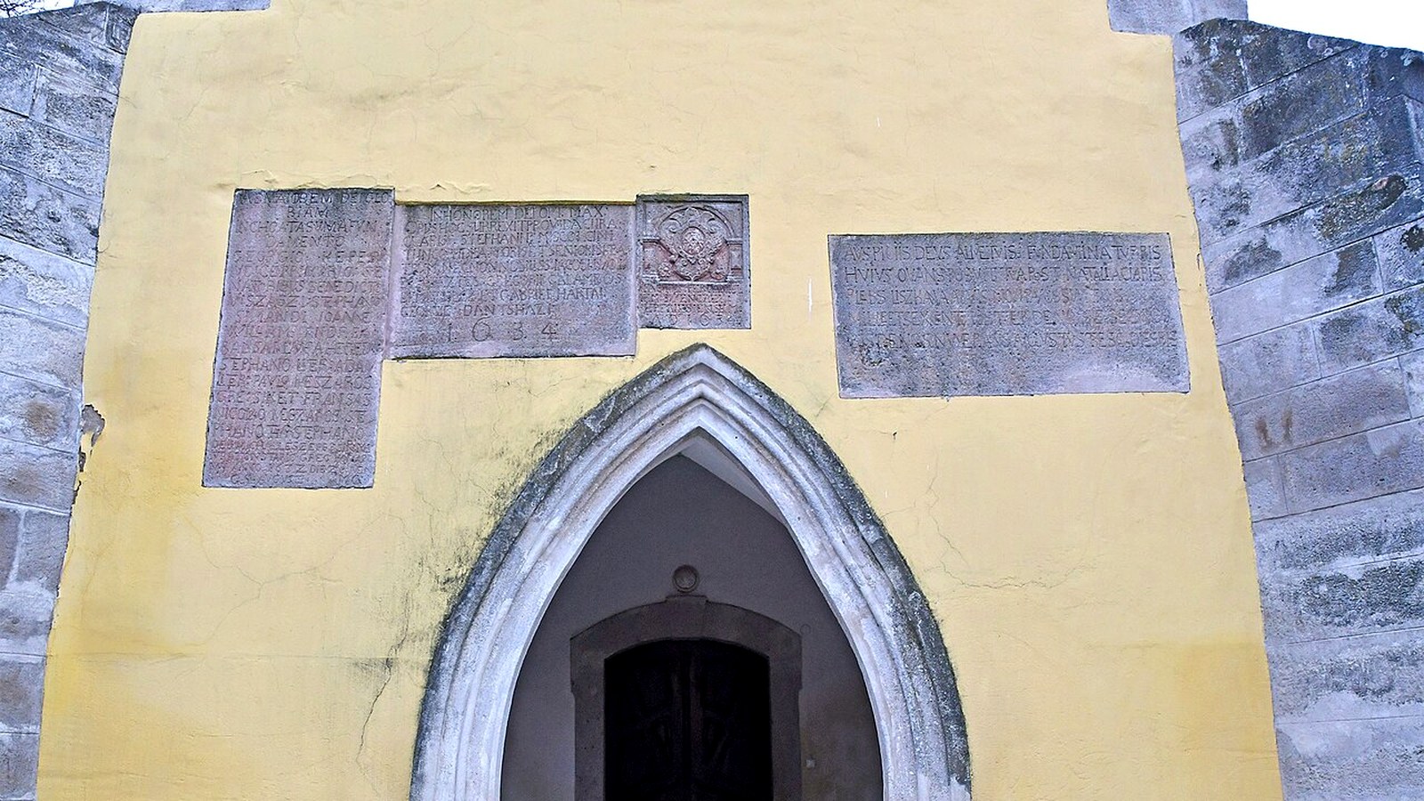 Olaszliszka római katolikus templomának kültere — szabadon megközelíthető (borkóstoló nem automatikus 0 Ft).