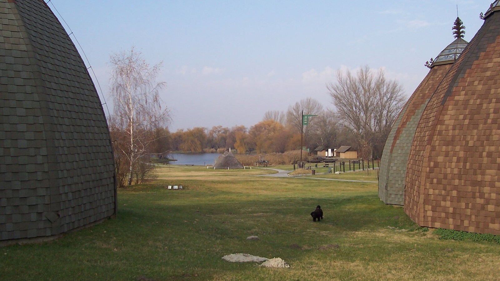 Ópusztaszer szabadtéri parki / pusztai tájképe — szabadon látható kültéri parkhangulat (ÓNTE belépőjegy / Feszty-körkép / múzeum beltér nem mindennapi 0 Ft).