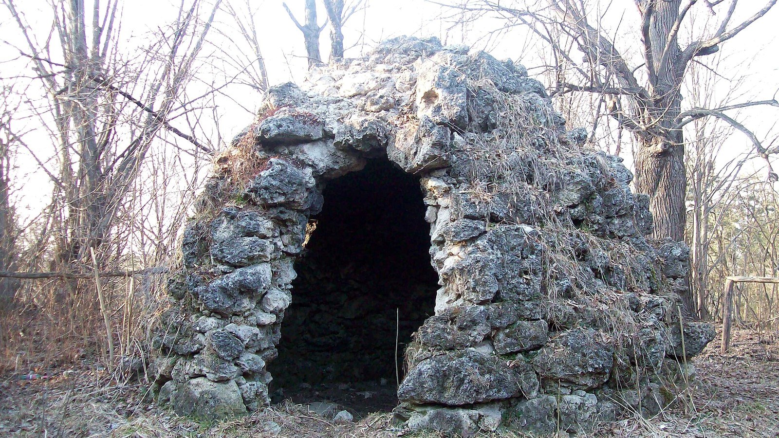 Ostoros, a Csúnyamunka (Török-torony) kőből rakott maradványa a fák között.