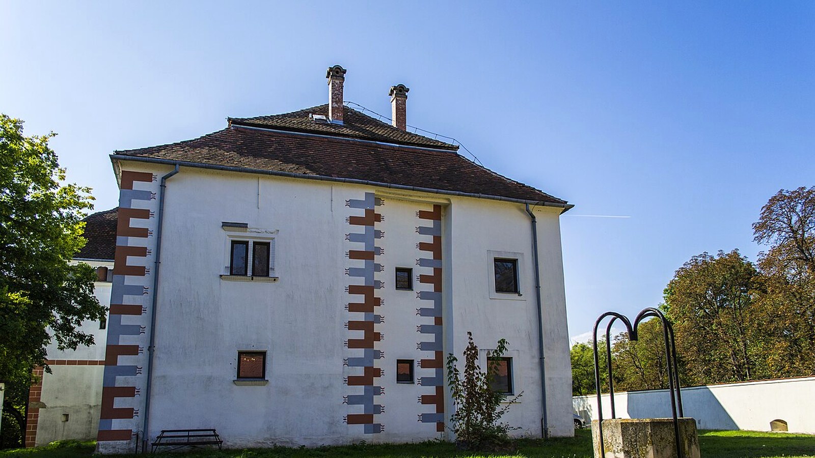 Pácin várkastélyának / kastélykertjének szabadon megközelíthető kültéri látképe — Bodrogközi hangulat (beltér / múzeum nem).