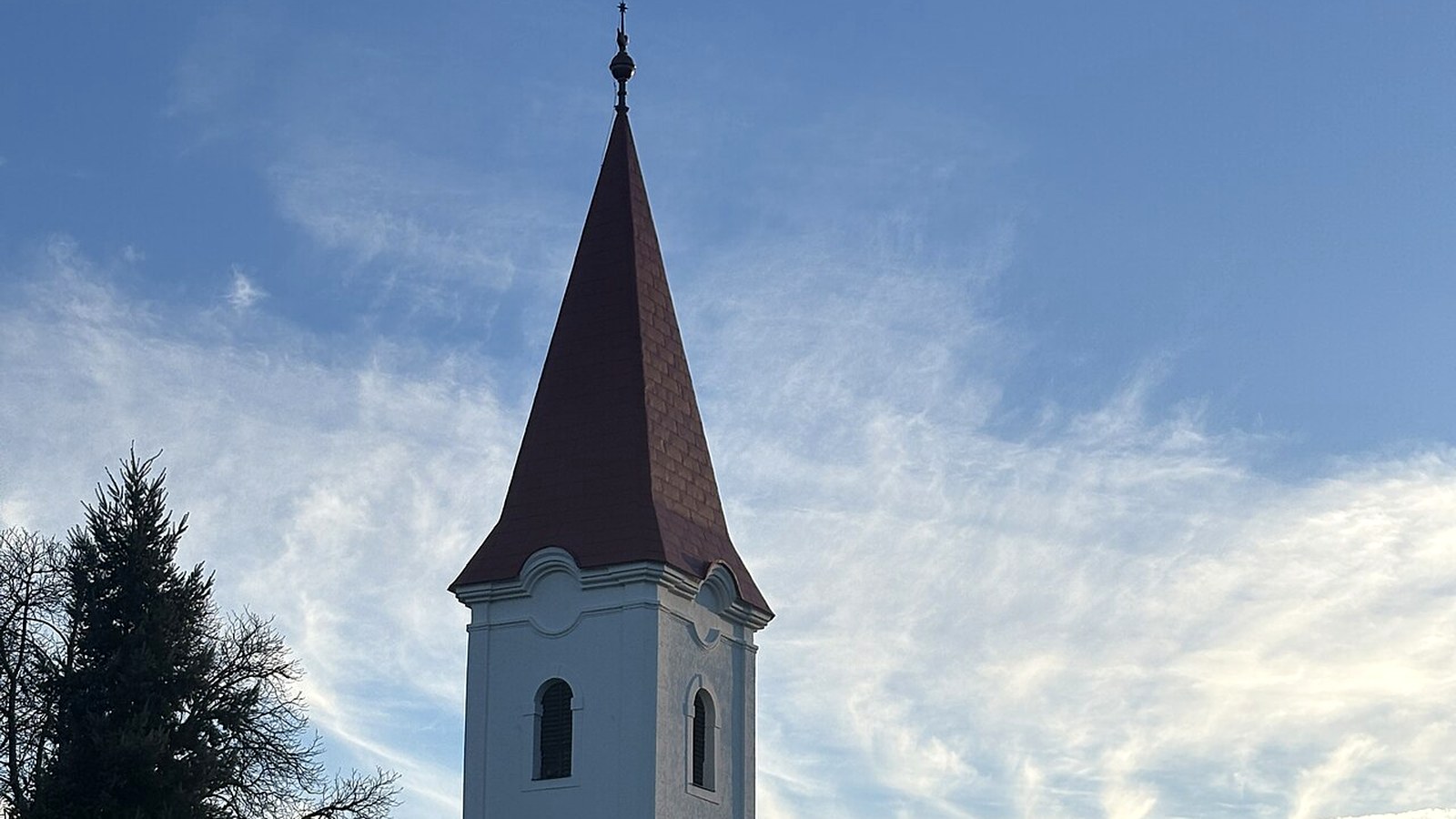 A parasznyai templom / kápolna kültere — szabadon megközelíthető falusi templomtér (Miskolci járás; múzeum beltér / barlang / fürdő nem ingyenes).