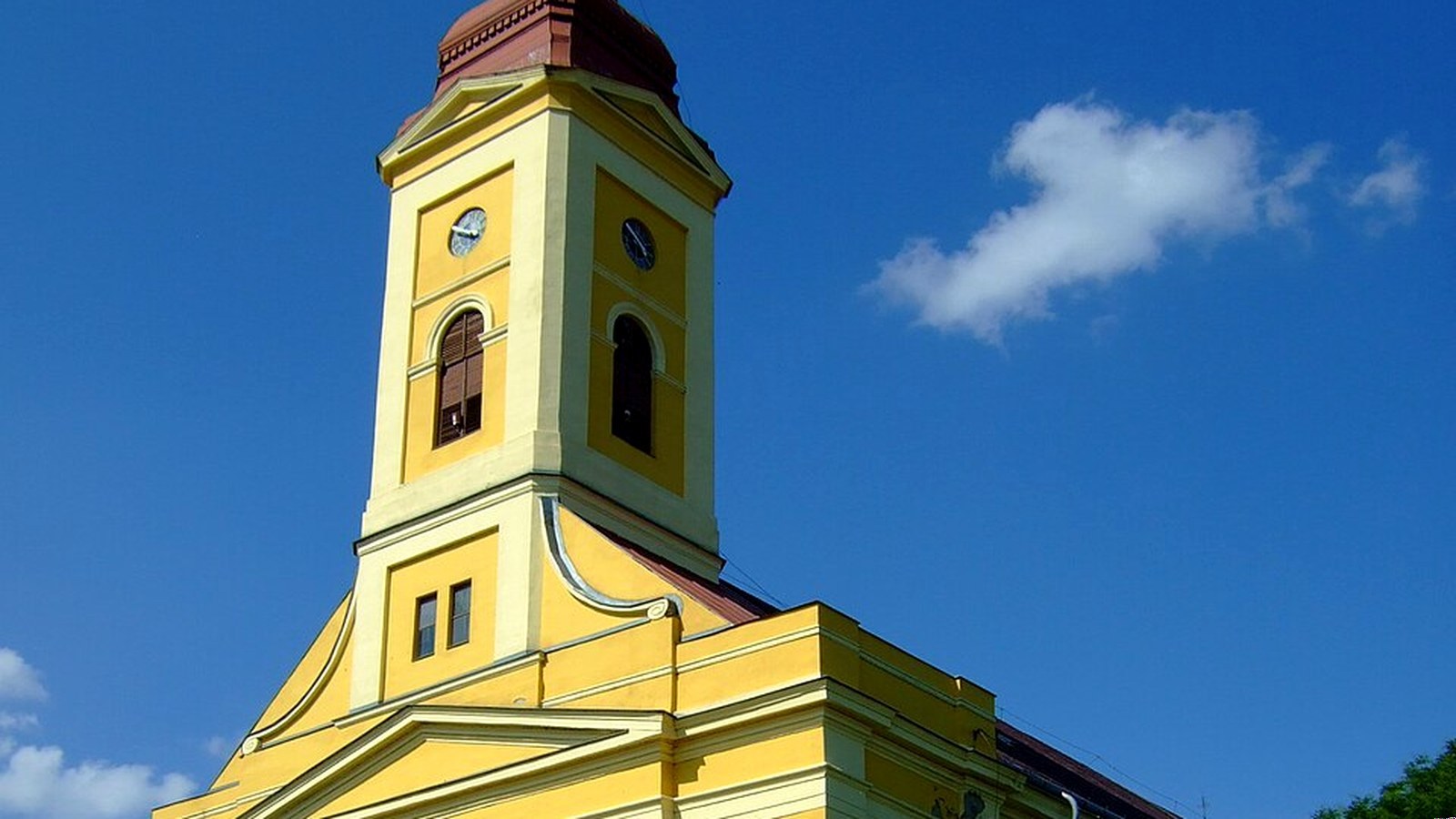 Polgár Nagyboldogasszony római katolikus templomának kültéri homlokzata / Brankovics tér — szabadon megtekinthető falukép / templom szabadtéri (Hajdúnánási járás).