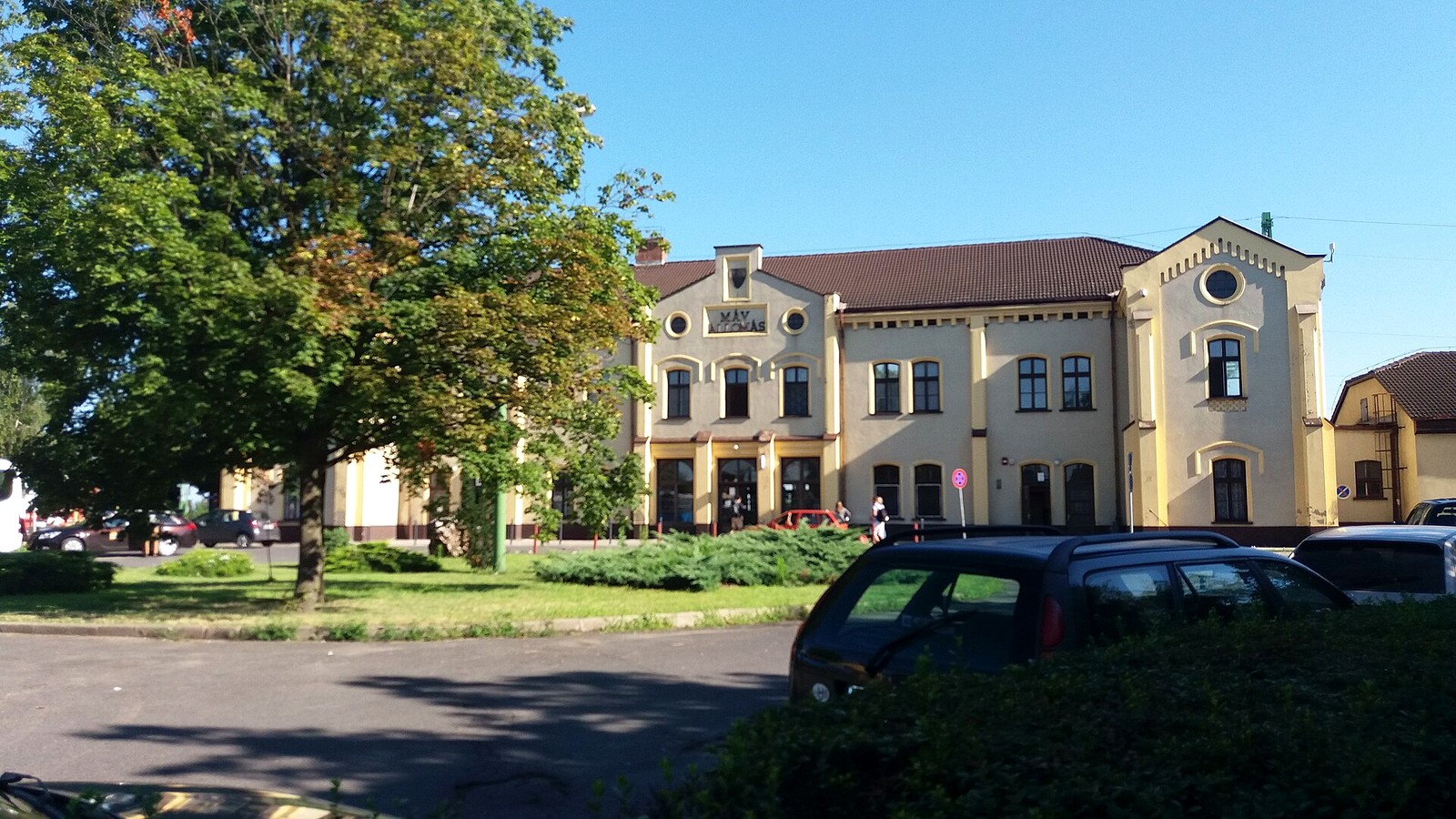 Püspökladány Bucsánszky tér / vasútállomás szabadtéri látképe — szabadon megtekinthető járásszékhely szabadtéri kiegészítés (Püspökladányi járás, Hajdú-Bihar).