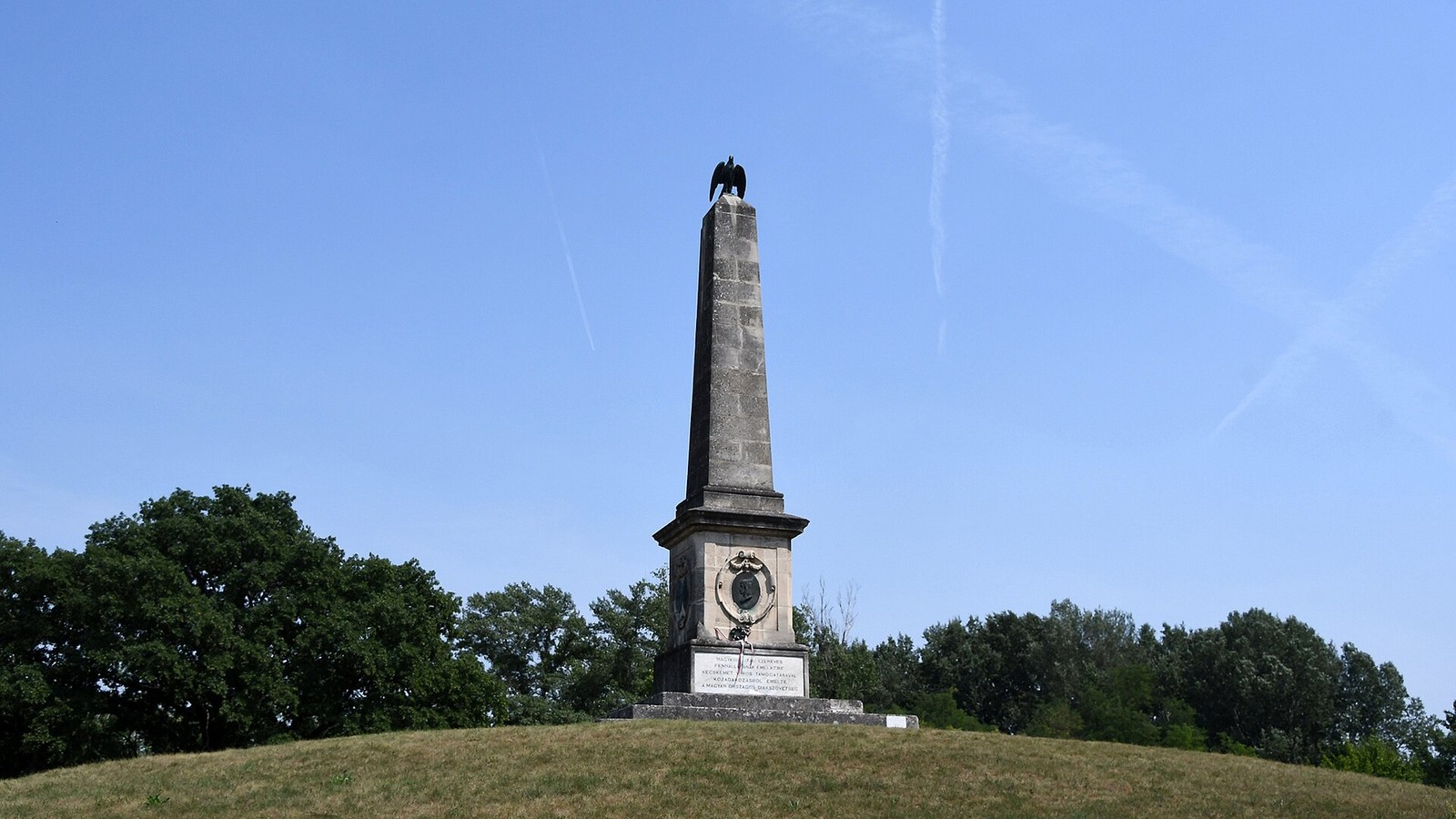 Pusztaszer Hétvezér emlékműve szabadtéri környezetben — szabadon megközelíthető emlékmű / tanösvény tengely (KNP; egész évben gyalog).