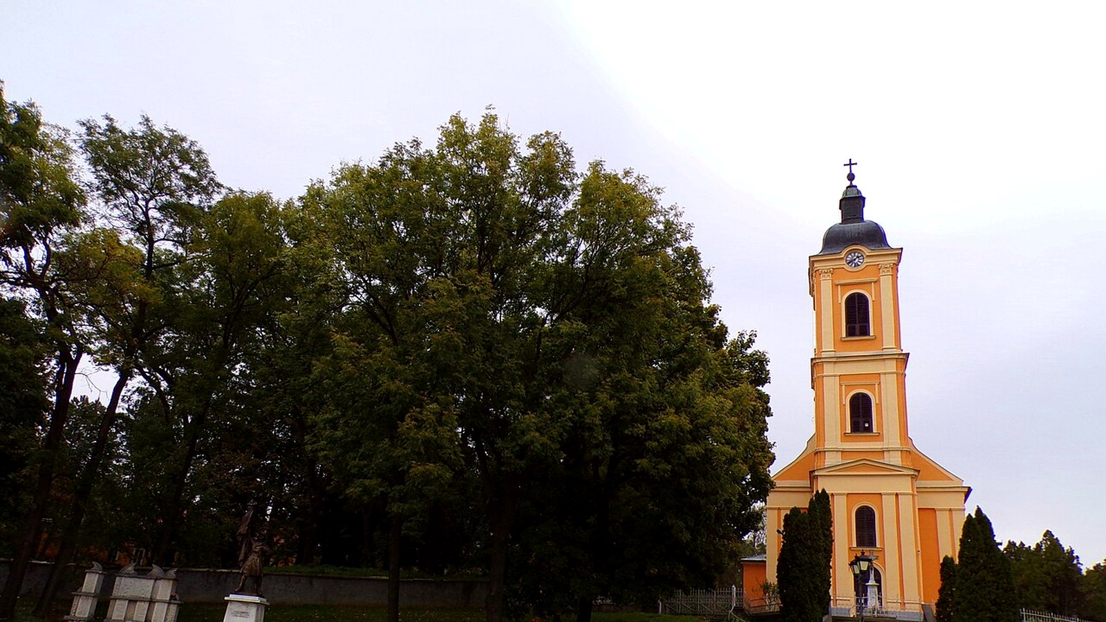 Putnok Szentháromság-templomának kültere / Serényi tér tengely — szabadon megközelíthető gömöri köztér (Gömöri Múzeum 400 Ft; Serényi-kastély nem látogatható).