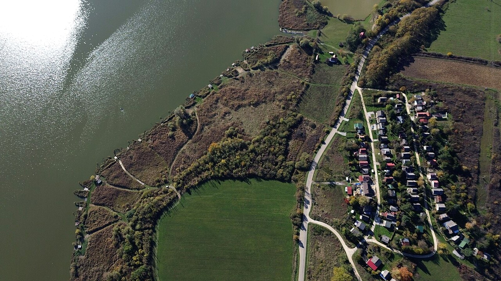 Rakaca szabadon megközelíthető falusi / Bódva-völgyi látképe — templom, utca vagy táj (beltéri kiállítások és barlangtúrák nem ingyenesek).