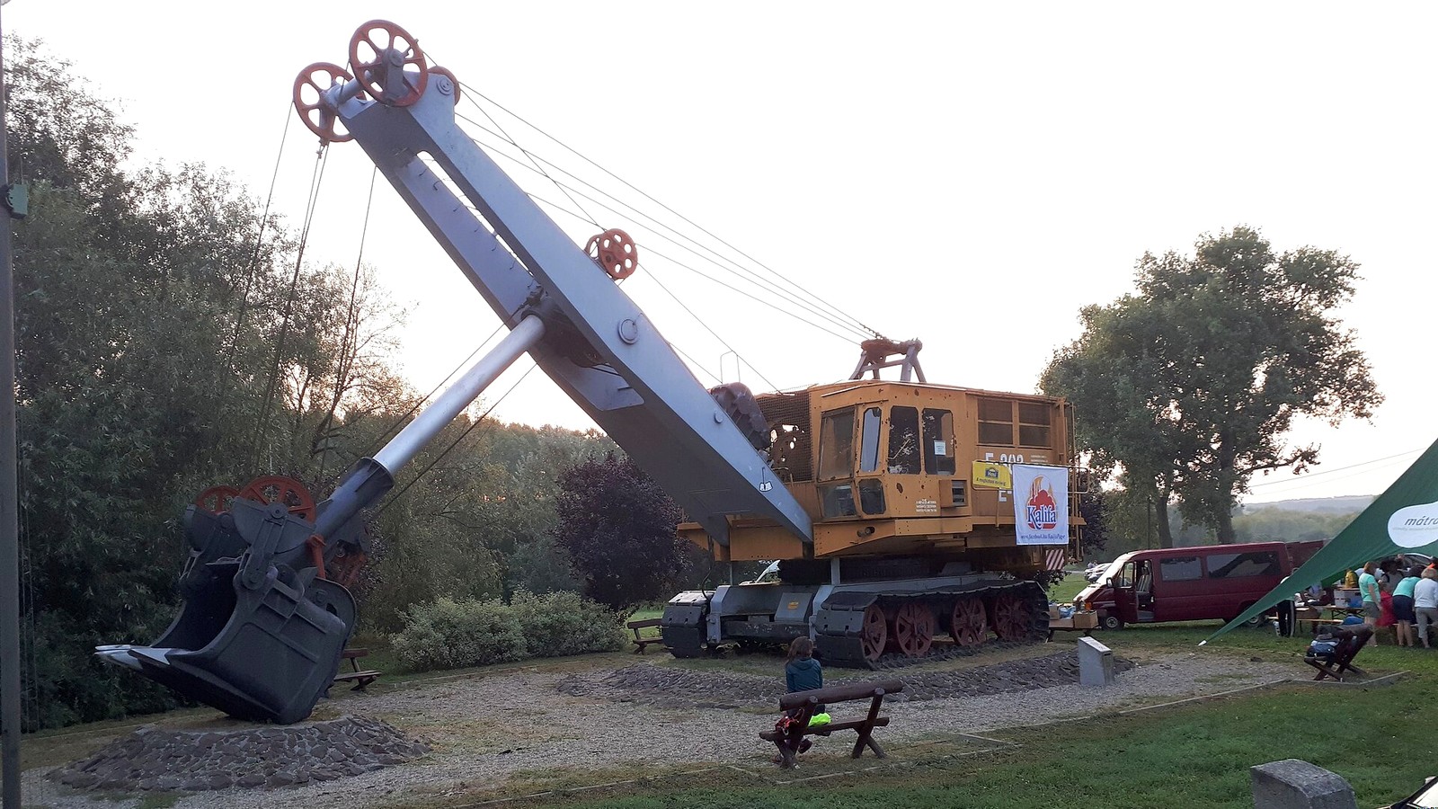 Rózsaszentmárton, a határban kiállított E-303-as bányászati kotrógép a szabadban.