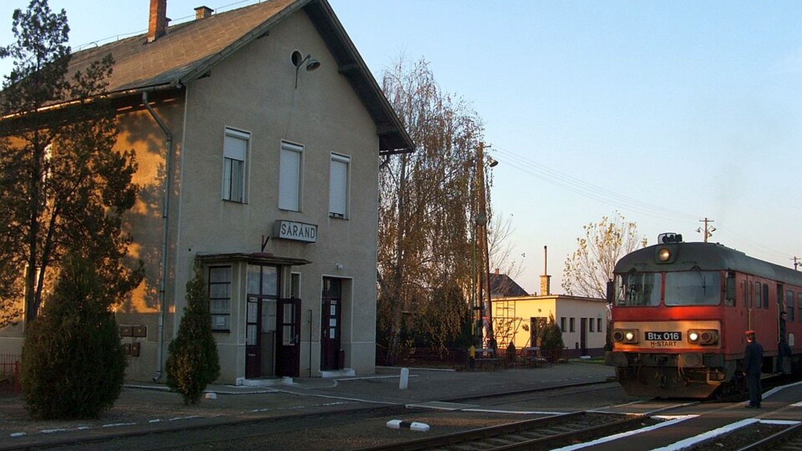 Sáránd vasútállomás szabadtéri látképe — szabadon megtekinthető falukép kiegészítés (Derecskei járás).