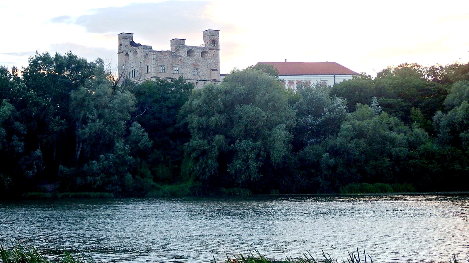 Sárospatak Bodrog-parti szabadtéri látképe — szabadon bejárható folyópart (Rákóczi-vár / múzeum jegy 2500 Ft — nem 0 Ft).