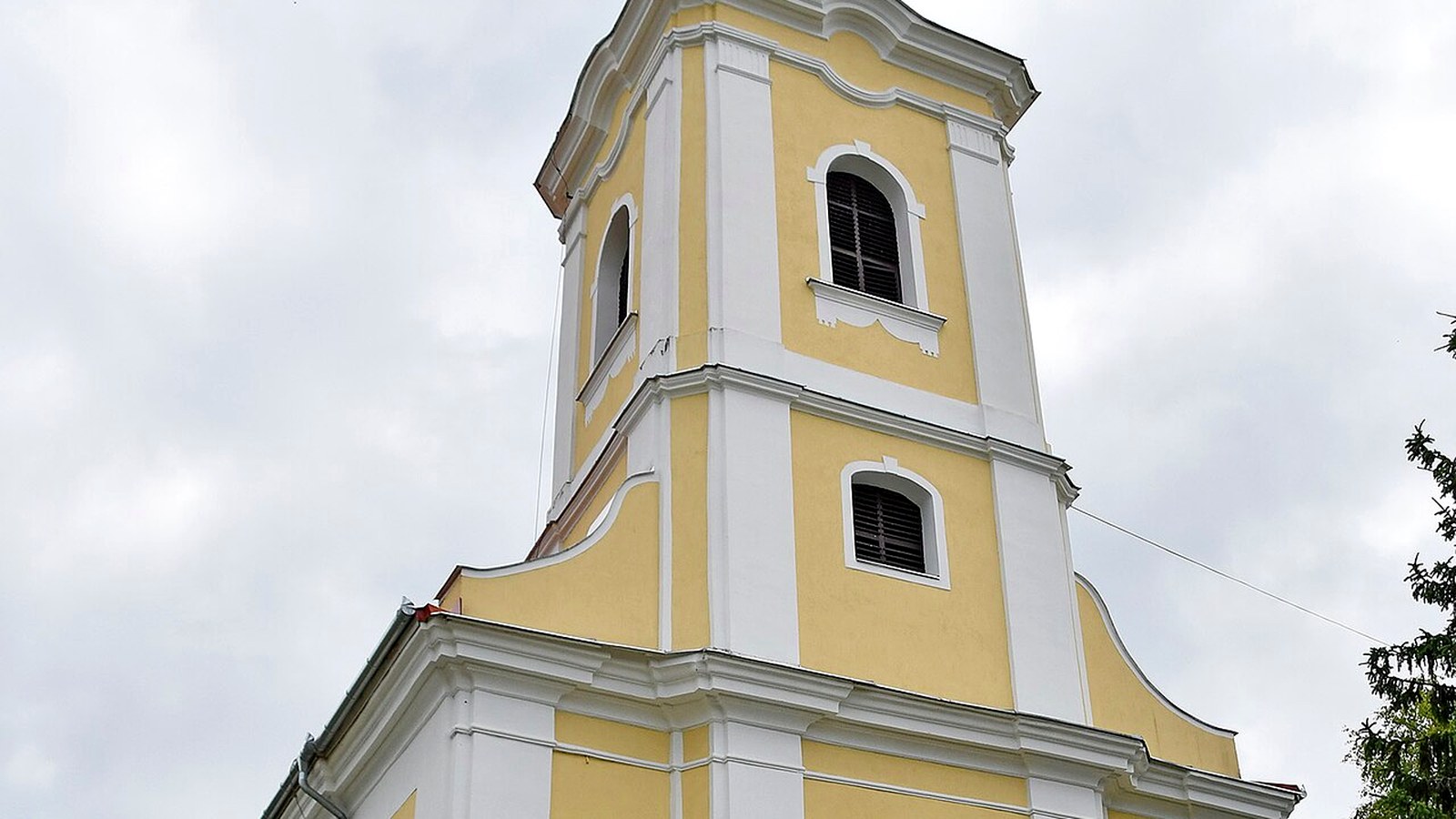 Sáta szabadon megközelíthető falusi / templom külteri látképe.