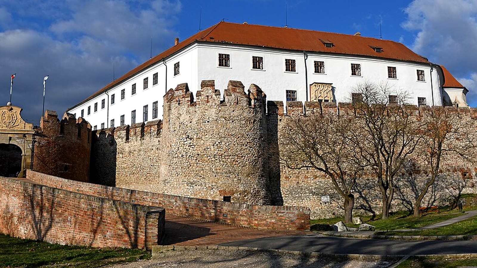 A siklósi vár / várhegy szabadon megközelíthető kültéri látképe — Siklósi járás székhelyének szabadtéri hangulata (vár beltér / múzeum nem ingyenes).