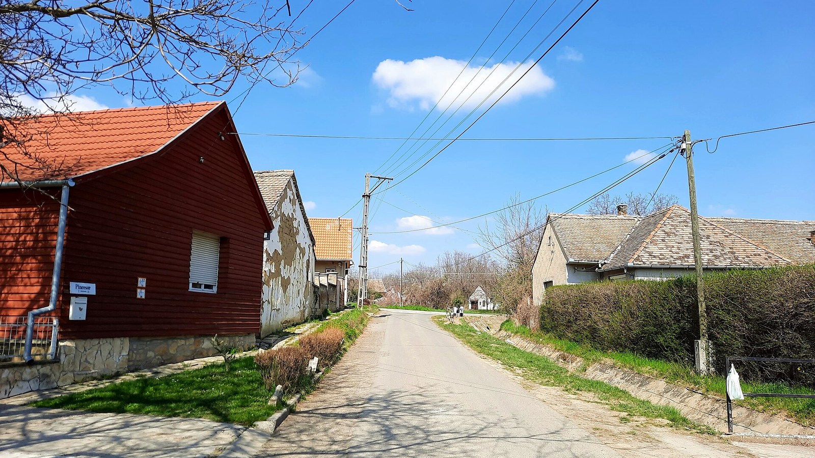 A szajki védett pincesor présházai – szabadon bejárható pincesori streetscape (kóstoló általában fizetős).