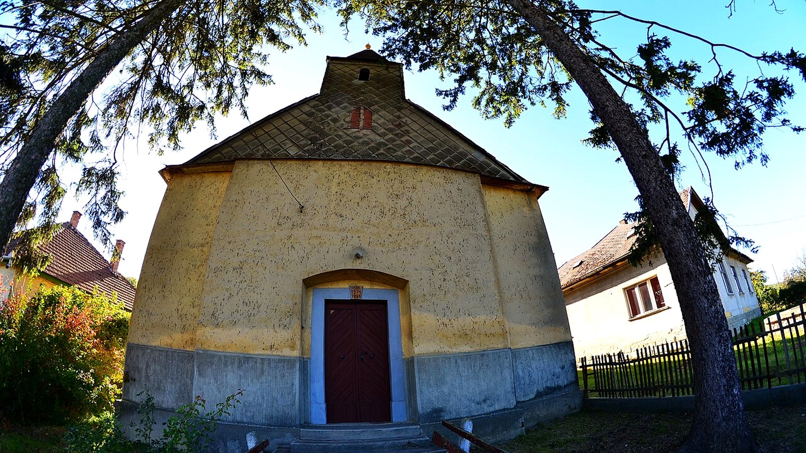 A szalaszendi templom / kápolna kültere — szabadon megközelíthető falusi templomtér (Encsi járás; múzeum beltér nem ingyenes).