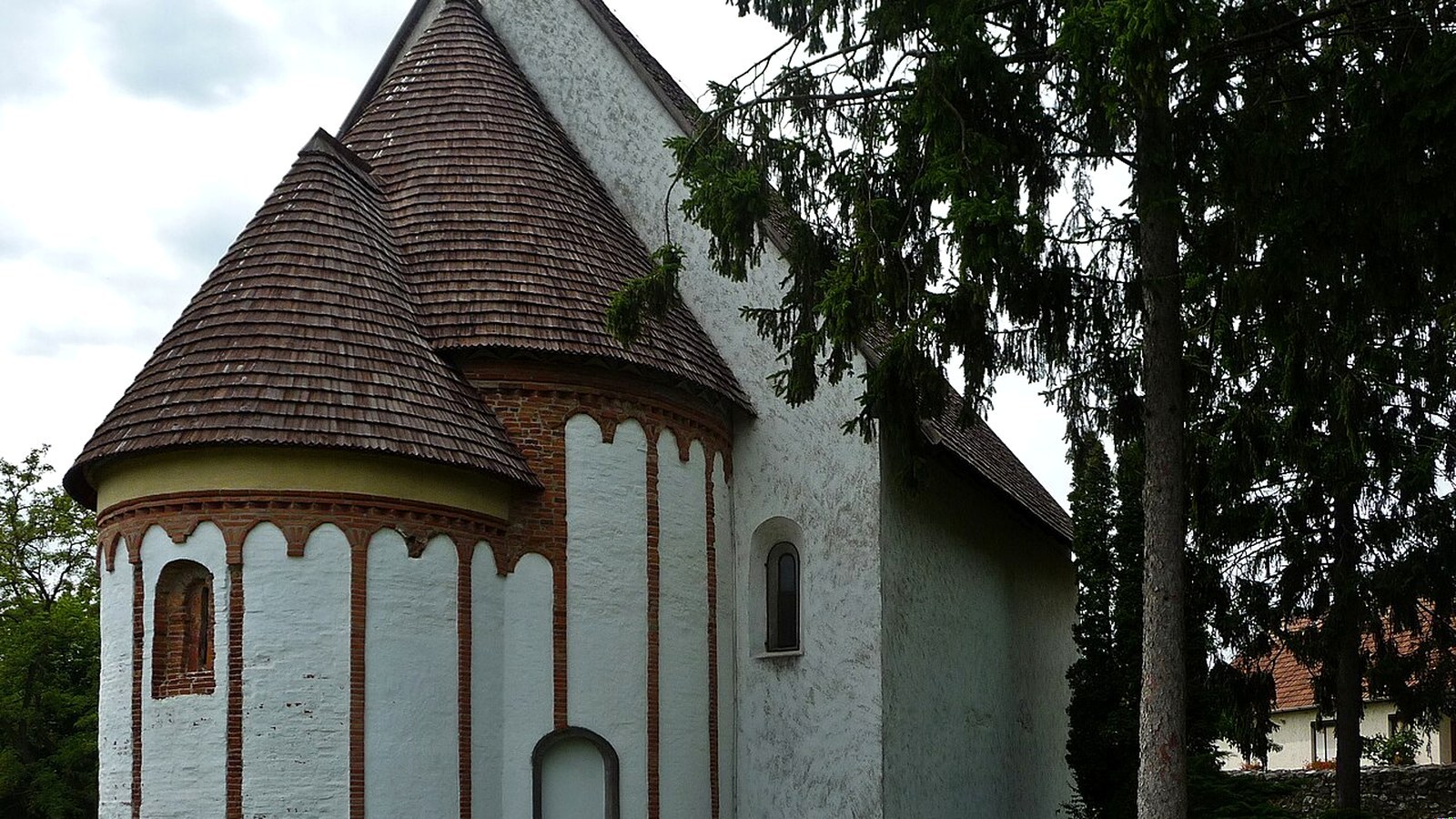 Szalonna református templomának / rotundájának kültere — szabadon megközelíthető műemléki templomtér (beltér nem a 0 Ft tengely).