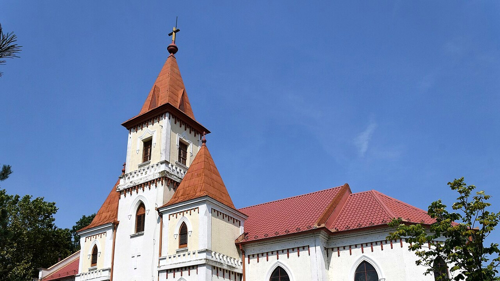 Szatymaz római katolikus templom kültere — szabadon megközelíthető falusi templomtér (Sirály tanösvény / Beretzk-kilátó kiegészítés; Kurgán Ház tárlat nem automatikus 0 Ft).