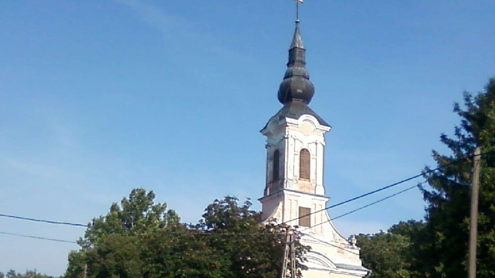A szederkényi Szent Lőrinc római katolikus templom – szabadon megközelíthető falusi templomtér.
