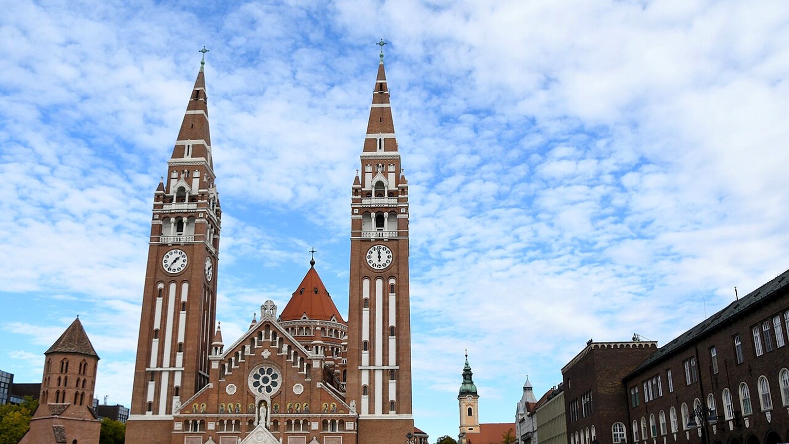 Szeged Dóm tere a Fogadalmi templommal — szabadon bejárható belvárosi köztér / templom kültere (Széchenyi tér / Stefánia–Tisza / Erzsébet liget kiegészítés; Dóm torony / kupolakilátó és Szabadtéri Játékok nem automatikus 0 Ft).