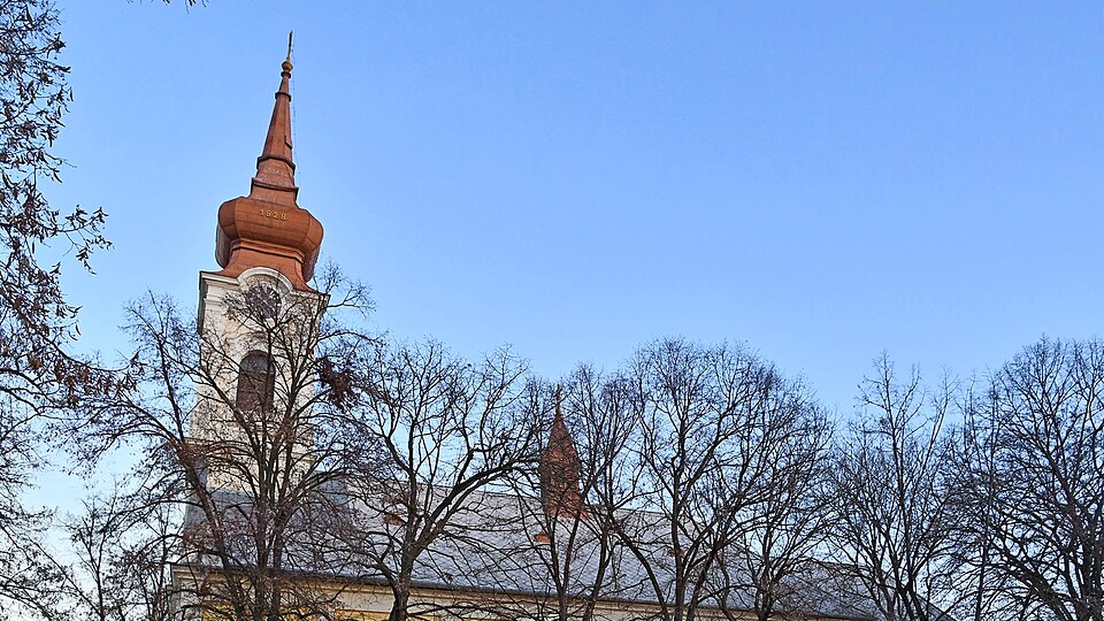 Szegvár római katolikus templom kültere — szabadon megközelíthető falusi templomtér / falukép (Kurca kiegészítés; Szentesi járás).