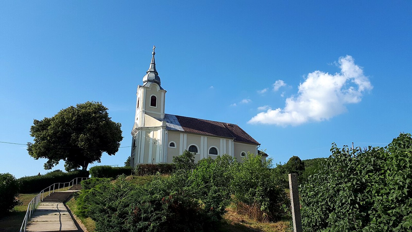 A szendrőládi templom / kápolna kültere — szabadon megközelíthető falusi templomtér (Edelényi járás / Bódva-völgy; múzeum beltér nem ingyenes)