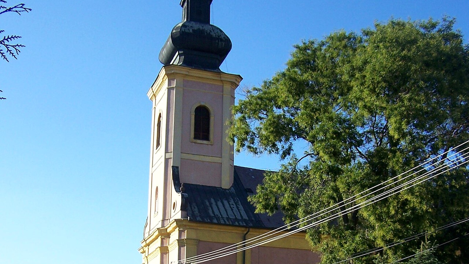 Szentistván templomának kültere — szabadon megközelíthető falusi templomtér.