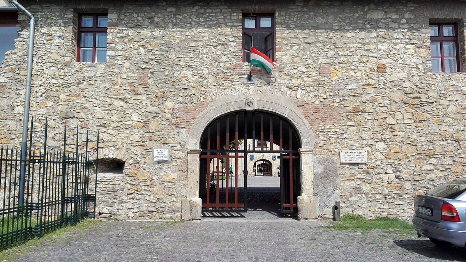 Szerencs Rákóczi-vár sziluett / külteri szabadtéri látképe — szabadon megközelíthető várkert kiegészítés / városi tengely (Zempléni Múzeum 2200 Ft — nem 0 Ft).