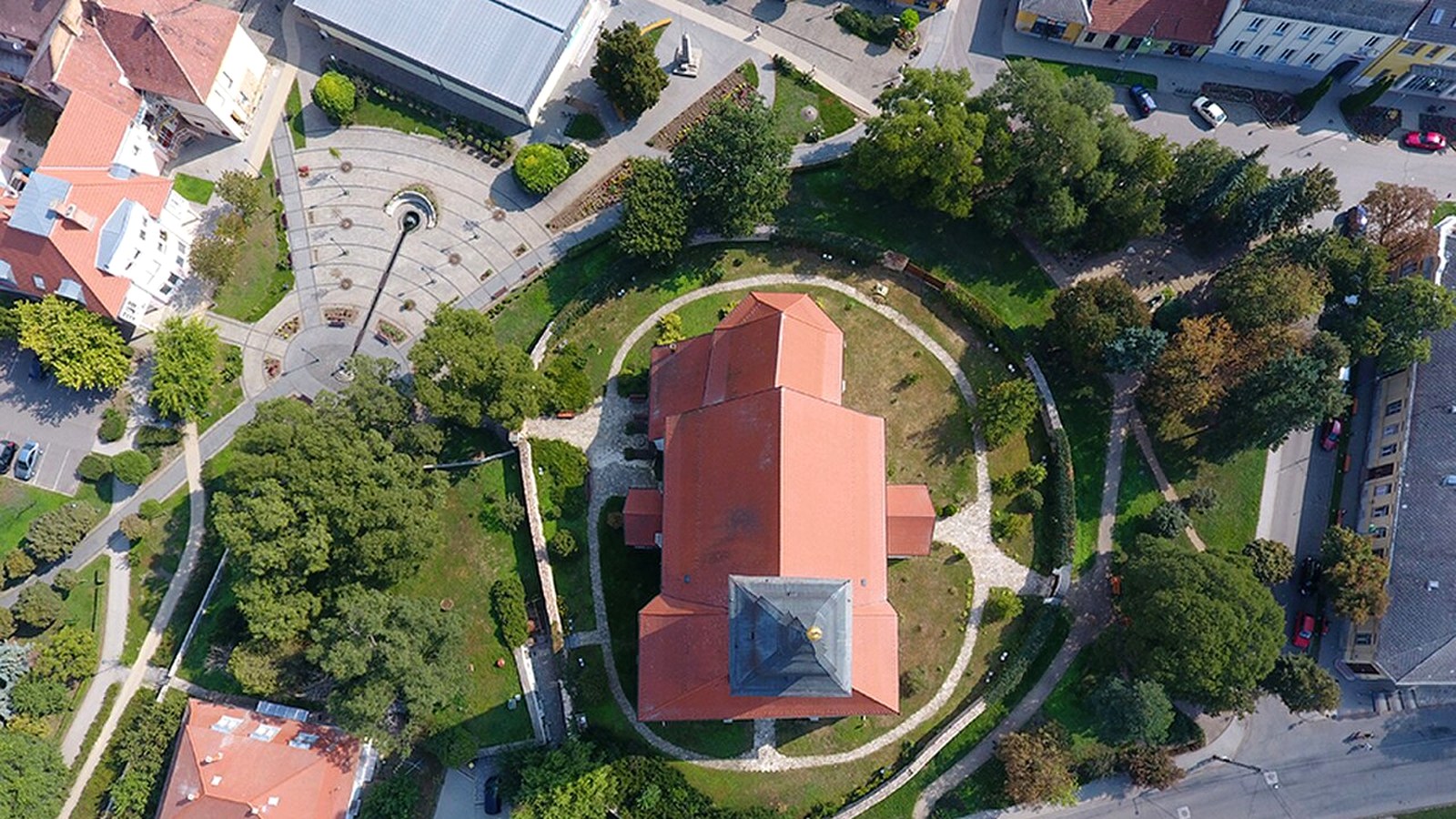 Szikszó gótikus református templom kültere madártávlatból — szabadon megközelíthető (Kertmúzeum bejelentkezéses; borkóstoló nem 0 Ft).